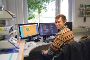 Symbolbild Mann vor Bildschirmen mit Code