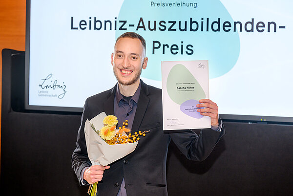 Sascha Höhne bekommt Leibniz-Auszubildenden-Preis für Spitzenleistungen und Engagement 