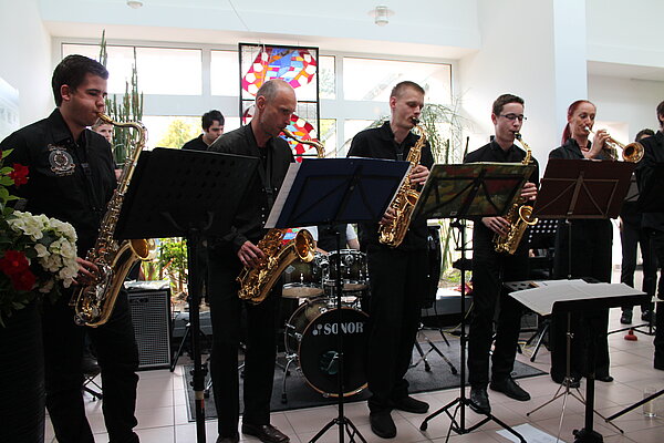 Big Band heizt mit heißen Rhythmen ein